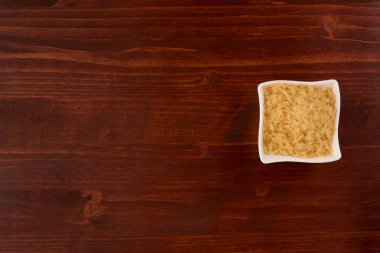 kase ahşap masa arka plan üzerinde beyaz pirinç