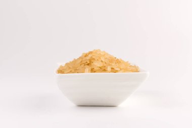 Beyaz arka plan üzerinde izole kase beyaz pirinç