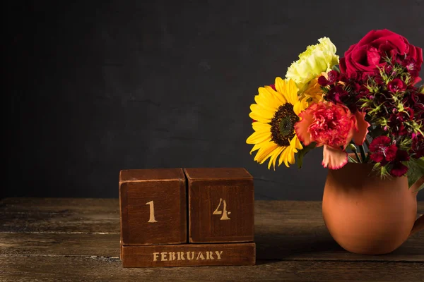 Bouquet Fleurs Blanches Jaunes Rouges Dans Vase Argile Sur Fond — Photo