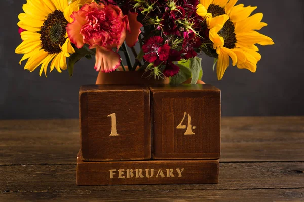 Strauß Weißer Gelber Und Roter Blumen Einer Tonvase Auf Dunklem — Stockfoto