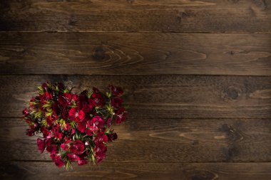 Buket çiçek ahşap masa arka plan üzerinde. Vintage çiçek arka plan bahar çiçekleri ile. Kopya alanı