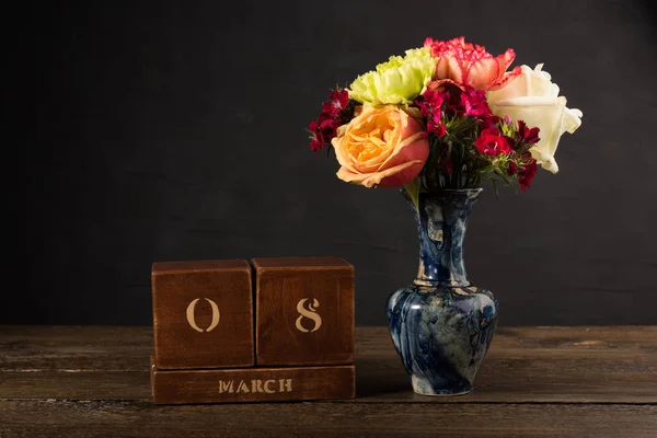 Bouquet Fleurs Blanches Jaunes Rouges Dans Pot Argile Sur Fond — Photo