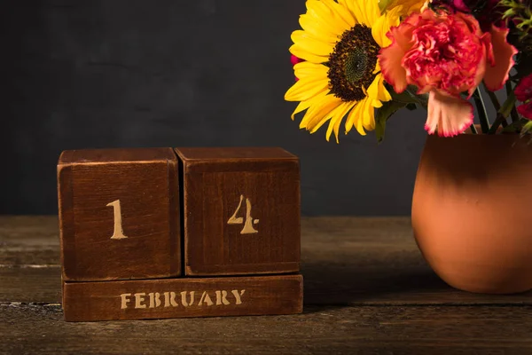 Strauß Weißer Gelber Und Roter Blumen Einer Tonvase Auf Dunklem — Stockfoto