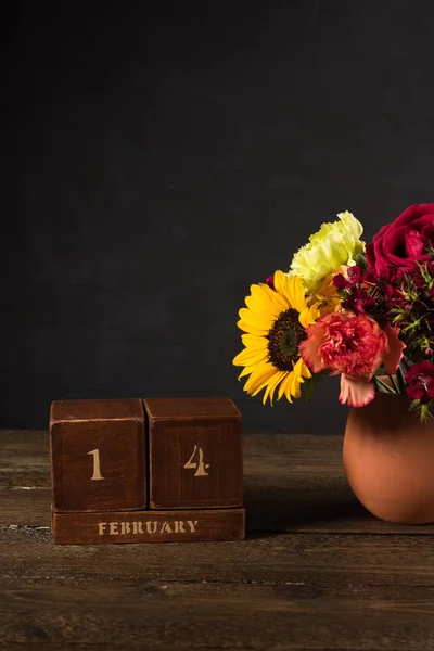 Bouquet Fleurs Blanches Jaunes Rouges Dans Vase Argile Sur Fond — Photo