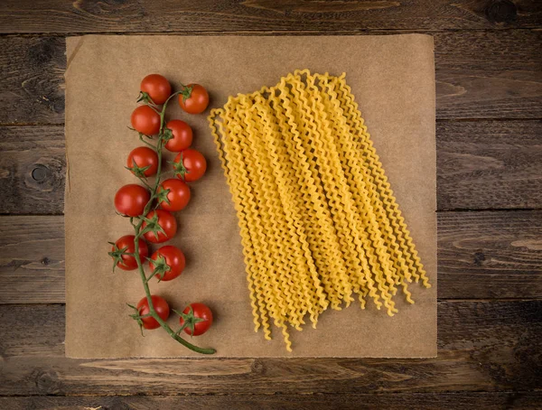 Nudeln Und Tomaten Auf Dunklem Holzgrund Mit Kopierraum Ansicht Von — Stockfoto