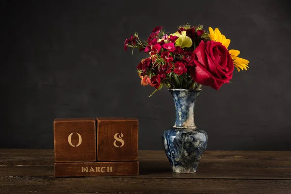 Strauß Weißer Gelber Und Roter Blumen Einem Tontopf Vor Dunklem — Stockfoto