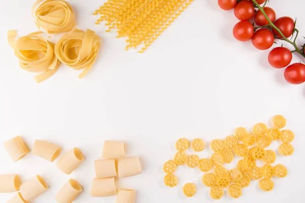 Pâtes Crues Avec Ingrédients Pour Cuisiner Isolées Sur Fond Blanc — Photo