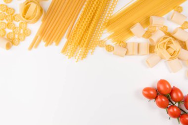 Makarna, makarna, penne, düdük ve diğerleri de dahil olmak üzere farklı türde bir genel gider fotoğraf paylamak metni için bir yer ile beyaz zemin üzerinde yatıyordu