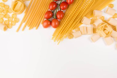 Makarna, makarna, penne, düdük ve diğerleri de dahil olmak üzere farklı türde bir genel gider fotoğraf paylamak metni için bir yer ile beyaz zemin üzerinde yatıyordu