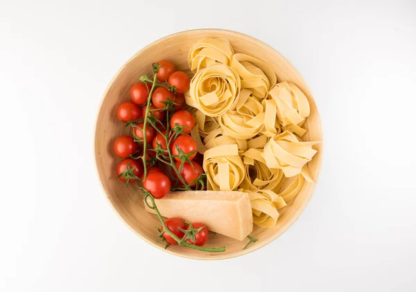 Cuenco Con Pasta Cruda Tomates Queso Parmesano Aislado Sobre Fondo — Foto de Stock