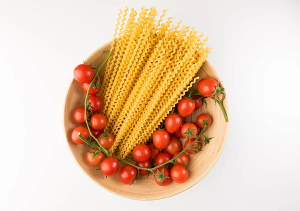 Cuenco Con Pasta Cruda Tomates Aislados Sobre Fondo Blanco Vista — Foto de Stock