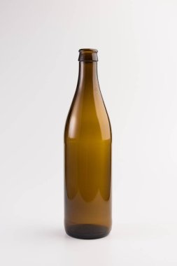 boş bira şişesi. Beyaz arka plan üzerinde izole