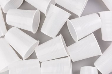 Tek kullanımlık plastik bardak gri arka plan üzerinde plastik bardak izole. Gezegen kirliliği kavramı