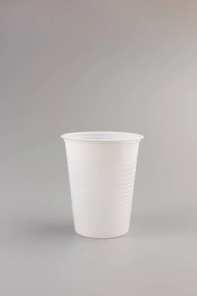 Στρογγυλό Άσπρο Πλαστικό Κύπελλο Απομονώνονται Γκρι Φόντο — Φωτογραφία Αρχείου