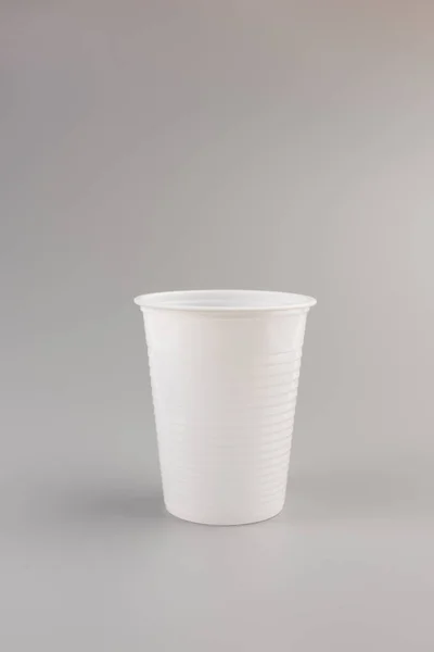 Tazza Rotonda Plastica Bianca Isolata Sfondo Grigio — Foto Stock