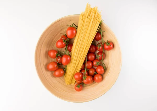 Cuenco Con Pasta Cruda Tomates Aislados Sobre Fondo Blanco Vista — Foto de Stock