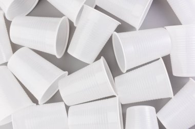Tek kullanımlık plastik bardak gri arka plan üzerinde plastik bardak izole. Gezegen kirliliği kavramı
