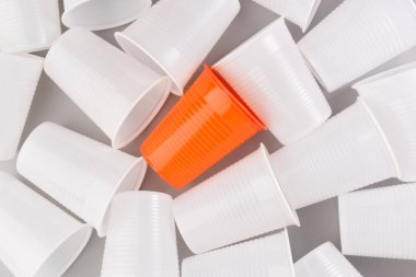 Tek kullanımlık plastik bardak beyaz arka plan üzerinde izole