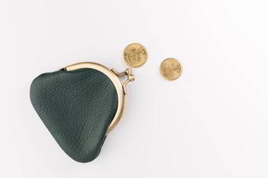 küçük deri cüzdan ve iki altın sikke üzerinde izole beyaz arka plan, üstten görünüm