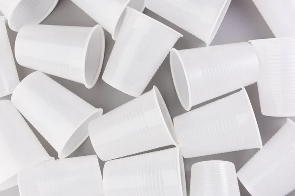 Copos Plástico Descartáveis Isolados Fundo Cinza Copos Plástico Conceito Poluição — Fotografia de Stock