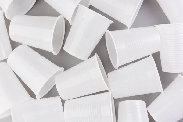 Tek kullanımlık plastik bardak gri arka plan üzerinde plastik bardak izole. Gezegen kirliliği kavramı