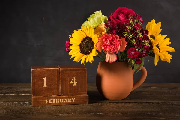 Bouquet Fleurs Blanches Jaunes Rouges Dans Vase Argile Sur Fond — Photo