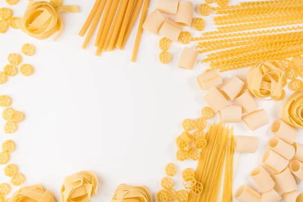 Una Foto Arriba Diferentes Tipos Pasta Incluyendo Espaguetis Penne Fusilli — Foto de Stock