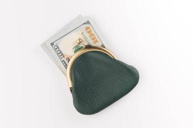 Beyaz arka plan üzerinde üstten görünüm izole usd dolar ile küçük deri cüzdan