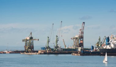 Bağlantı noktası Taranto, İtalya, Puglia endüstriyel nakliye Vinçler