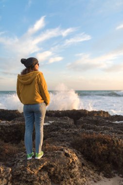 Puglia boş plaj kış döneminde, Güney İtalya duran yalnız kadın. Seyahat kavramı