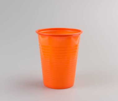 Yuvarlak turuncu plastik gri arka plan üzerinde izole kap