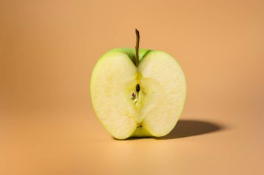 Yeşil lezzetli elma izole kontrast gölgeler turuncu zemin üzerine dilimlenmiş