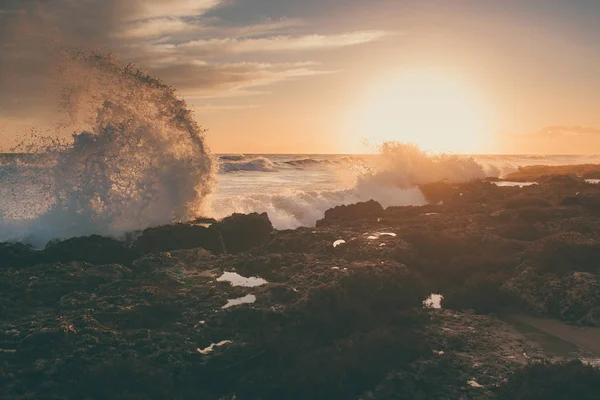 美しい夕日と信じられないほどの泡波の素晴らしいビーチの夕日 — ストック写真