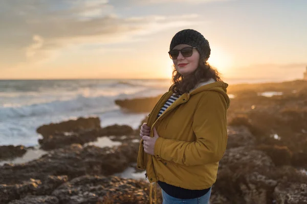Junge Frau Posiert Vor Sonnenuntergang Italien Reisekonzept Spaziergänge Meer Winter — Stockfoto