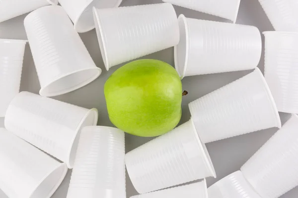 Tek Kullanımlık Plastik Bardak Yeşil Çelikler Orta Gezegen Kirliliği Kavramı — Stok fotoğraf