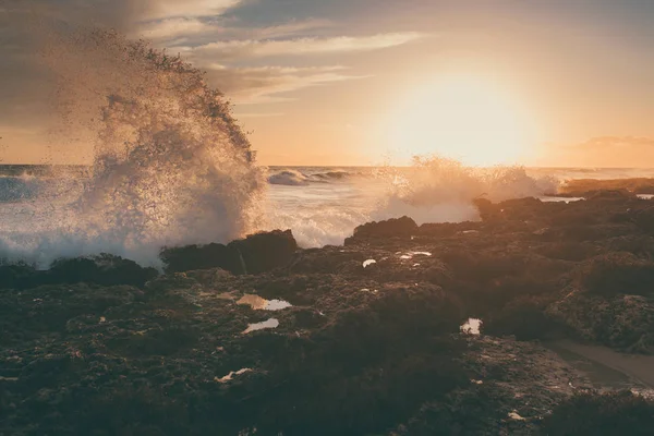 Traumhafter Sonnenuntergang Strand Mit Wunderschönem Sonnenuntergang Und Unglaublich Schäumenden Wellen — Stockfoto