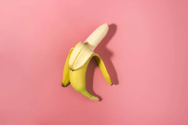 Frisch Geschälte Banane Auf Rosa Hintergrund Mit Kontrastschatten — Stockfoto