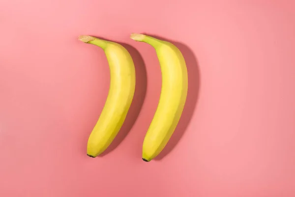 Zwei Bananen Auf Rosa Hintergrund Mit Kontrastschatten — Stockfoto
