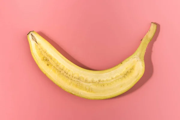 Banane Scheiben Geschnitten Auf Pastellrosa Hintergrund Minimales Fruchtkonzept Caontrast Schatten — Stockfoto