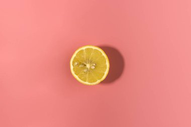 Kontrast gölgeli pembe arka plan üzerinde limon dilimli
