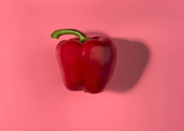 Doğal organik kırmızı Bulgar biber trendi pembe arka plan üzerinde. Üstten Görünüm. Sağlıklı gıda kavramı. Düz yatıyordu. Uzay kopyalayın. Minimalizm tarzı. Sebze vitaminler rustik tarzı. Ülke Köyü tarım