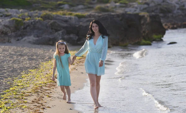 Madre Figlia Divertono Camminare Giocare Sulla Spiaggia Tramonto — Foto Stock
