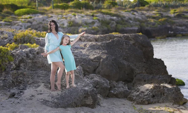 Feliz Familia Amorosa Madre Hija Divirtiéndose Playa Atardecer Mamá Jugando —  Fotos de Stock