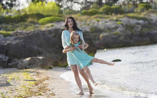 Feliz Familia Amorosa Madre Hija Divirtiéndose Playa Atardecer Mamá Jugando —  Fotos de Stock