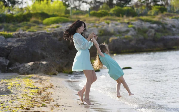 Feliz Familia Amorosa Madre Hija Divirtiéndose Playa Atardecer Mamá Jugando —  Fotos de Stock