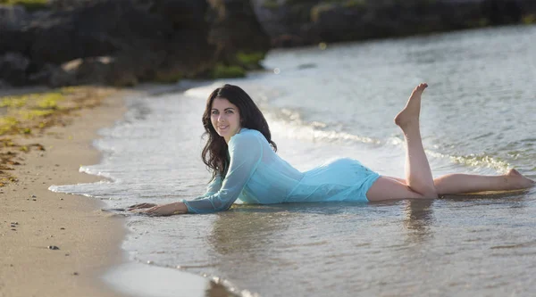 Seksi Esmer Genç Kadın Plajda Şehvetli Giysiler Içinde Poz — Stok fotoğraf