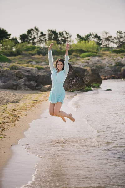 Seksi Kadın Oynak Cennet Tropikal Plajda Eğlenmek Özgürlük Kollarını Açarak — Stok fotoğraf