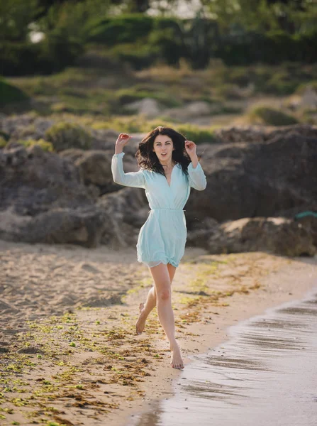Joven Delgada Hermosa Mujer Playa Puesta Del Sol Juguetón Bailando —  Fotos de Stock