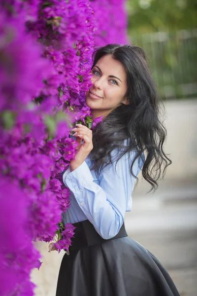 Foto Moda Aire Libre Una Hermosa Mujer Joven Rodeada Flores —  Fotos de Stock