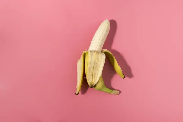 Frisch Geschälte Banane Auf Rosa Hintergrund Mit Harten Schatten Flache — Stockfoto